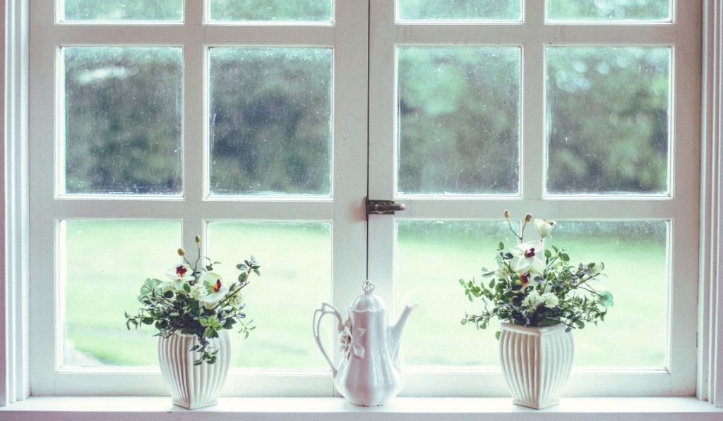 Ablak virágokkal. A window szó angol etimológiai elemzését reprezentálja.